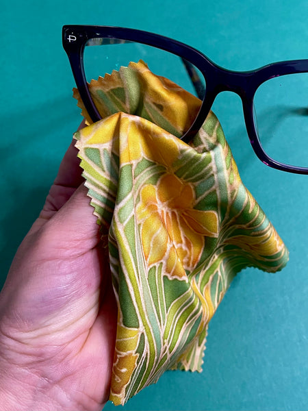 Gorgeous Daffodils glasses case and cleaning cloth. Neat compact padded glasses cover with matching microfibre cloth both are washable. great gift for mum, dad, gran, nanny, auntie, friend, teacher. Easy to post in large letter envelope.