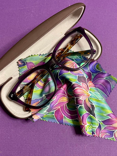 Gorgeous Purple Irises glasses case and cleaning cloth. Neat compact padded glasses cover with matching microfibre cloth both are washable. great gift for mum, dad, gran, nanny, auntie, friend, teacher. Easy to post in large letter envelope.