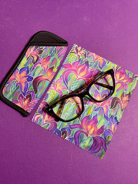 Gorgeous Purple Irises glasses case and cleaning cloth. Neat compact padded glasses cover with matching microfibre cloth both are washable. great gift for mum, dad, gran, nanny, auntie, friend, teacher. Easy to post in large letter envelope.