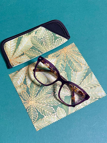 green leaves glasses case and cleaning cloth. soft spectacles cover. phone computer screen cleaning cloth. Horsechestnut leaves reading glasses case. tree lovers gift. gardeners gift. nature lovers gift. gift for him. book lovers gift.