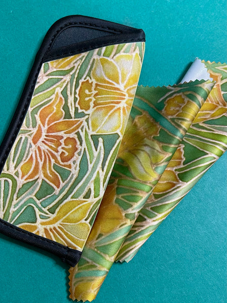 Gorgeous Daffodils glasses case and cleaning cloth. Neat compact padded glasses cover with matching microfibre cloth both are washable. great gift for mum, dad, gran, nanny, auntie, friend, teacher. Easy to post in large letter envelope.