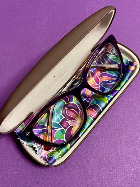 Gorgeous Purple Irises glasses case and cleaning cloth. Neat compact padded glasses cover with matching microfibre cloth both are washable. great gift for mum, dad, gran, nanny, auntie, friend, teacher. Easy to post in large letter envelope.