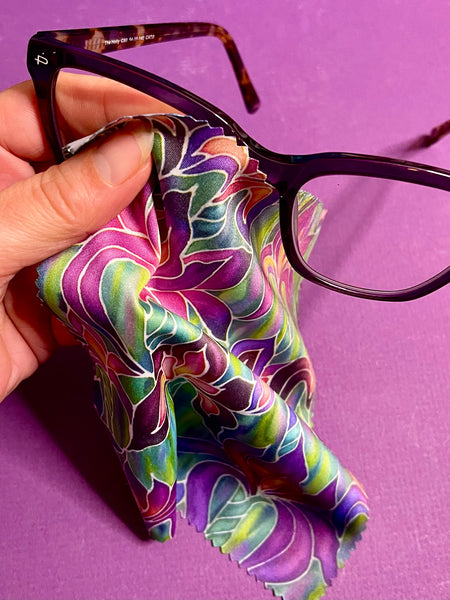 Gorgeous Purple Irises glasses case and cleaning cloth. Neat compact padded glasses cover with matching microfibre cloth both are washable. great gift for mum, dad, gran, nanny, auntie, friend, teacher. Easy to post in large letter envelope.