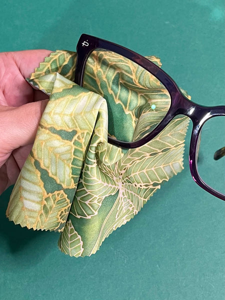 green leaves glasses case and cleaning cloth. soft spectacles cover. phone computer screen cleaning cloth. Horsechestnut leaves reading glasses case. tree lovers gift. gardeners gift. nature lovers gift. gift for him. book lovers gift.