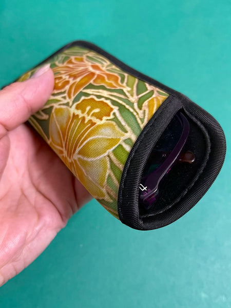 Gorgeous Daffodils glasses case and cleaning cloth. Neat compact padded glasses cover with matching microfibre cloth both are washable. great gift for mum, dad, gran, nanny, auntie, friend, teacher. Easy to post in large letter envelope.