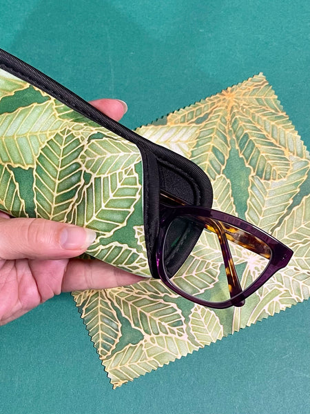 green leaves glasses case and cleaning cloth. soft spectacles cover. phone computer screen cleaning cloth. Horsechestnut leaves reading glasses case. tree lovers gift. gardeners gift. nature lovers gift. gift for him. book lovers gift.