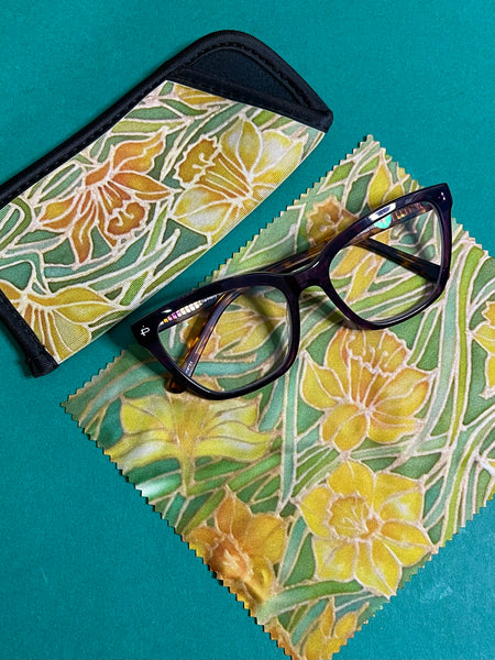 Gorgeous Daffodils glasses case and cleaning cloth. Neat compact padded glasses cover with matching microfibre cloth both are washable. great gift for mum, dad, gran, nanny, auntie, friend, teacher. Easy to post in large letter envelope.